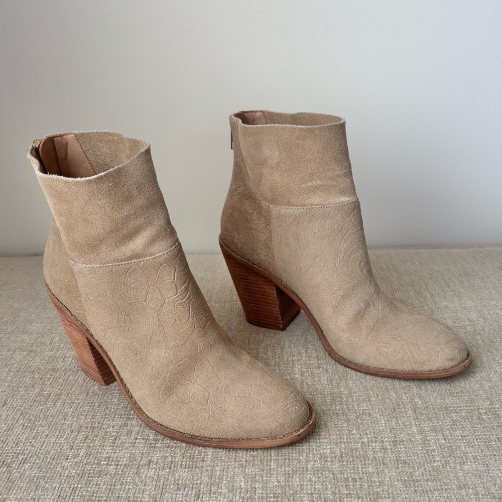 Anthropolgie Matisse Soho Suede Embossed Stacked Heel Tan Ankle Boots 9.5 Boho
